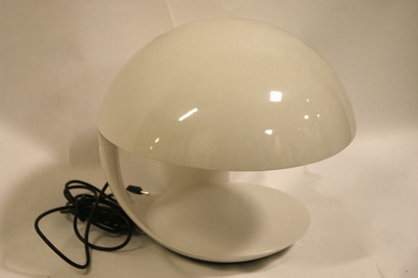 Lampada da tavolo 629 Cobra, produzione MartinelliLuce, di colore bianco, corpo snodabile in resina, alt cm 40