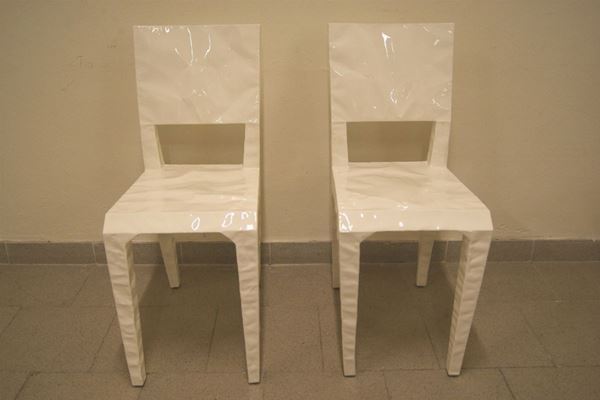 Coppia di sedie Mr Bugatti, produzione Cappellini, in lamiera sottile iniettata con poliuretano espanso e verniciata lucida di colore bianco