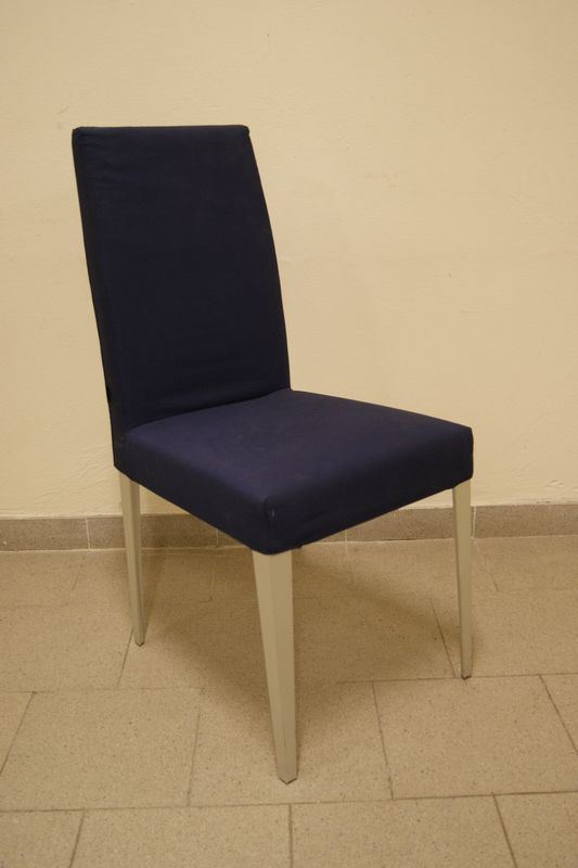 Sedia Dejeune, produzione MDF, struttura in faggio crudo naturale, rivestita in tessuto blu