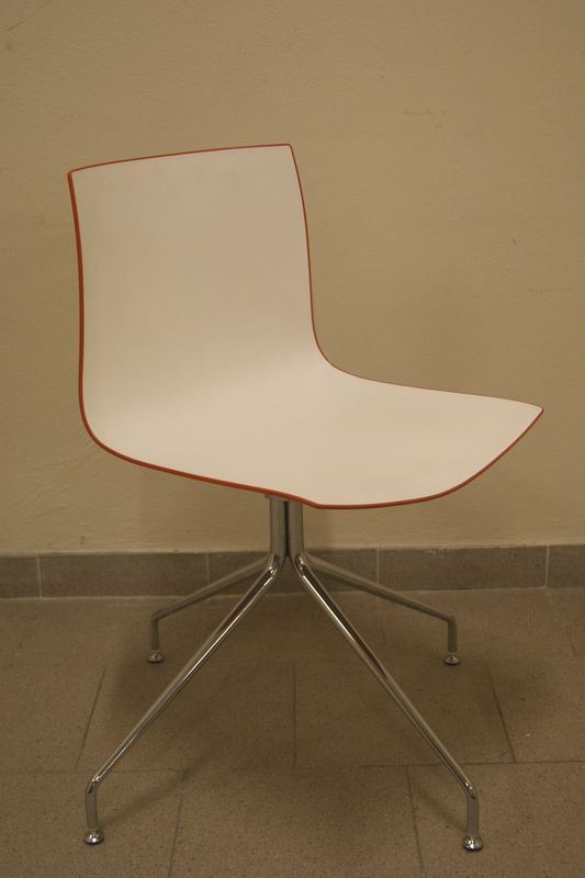 Sedia girevole Catifa 53, produzione Arper, fusto in acciaio cromato, seduta in legno multistrato e polipropilene bicolore