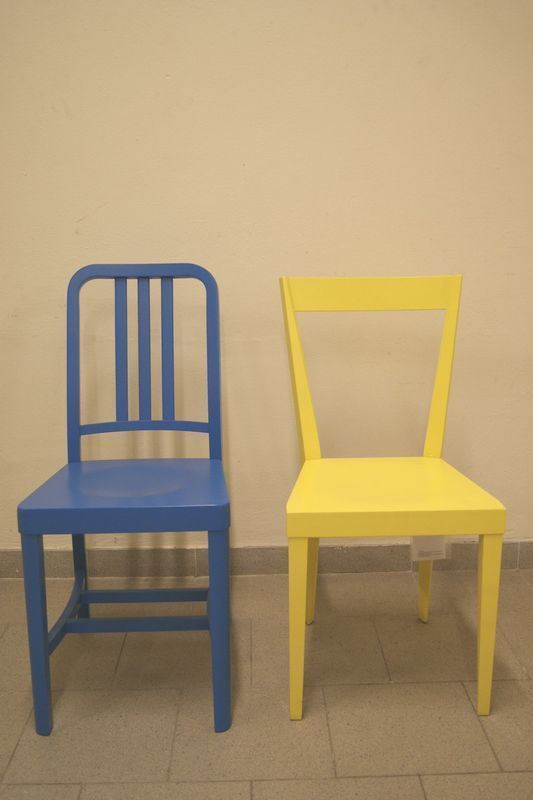 Due sedie, Design Gio Ponti, struttura in legno di faggio, una di colore giallo e l'altra di colore azzurro