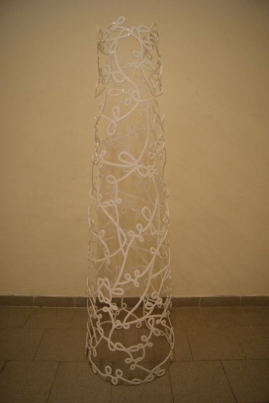 Appendiabiti da terra, produzione Cappellini, in lamiera di metallo tagliata a laser, verniciato bianco lucido, alt. cm 170