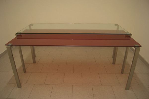 Tavolo 1 =2, produzione Zeritalia, piano in cristallo temprato verniciato di colore rosso, con gambe in acciaio inox, cm 172x75x76