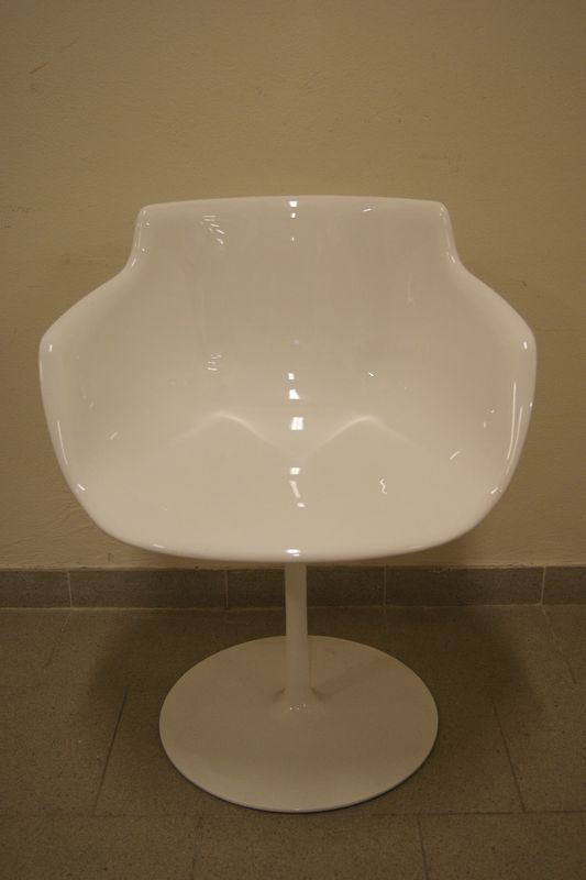 Sedia Flow, produzione MDF, struttura girevole in alluminio verniciato bianco lucido, seduta in policarbonato bianco