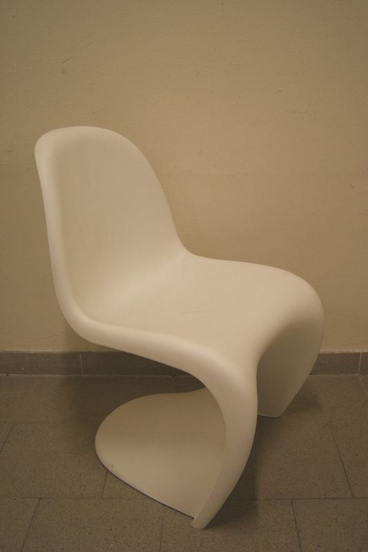 Sedia Panton, produzione Vitra, in polipropilene biancO
