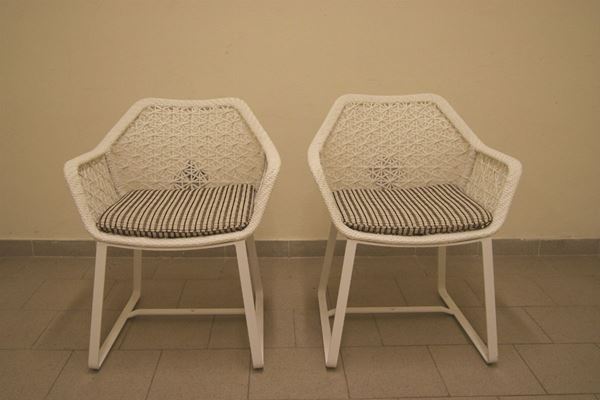 Coppia di poltroncine Maia, produzione Kettal, telaio in alluminio e scocca in tessuto Porotex