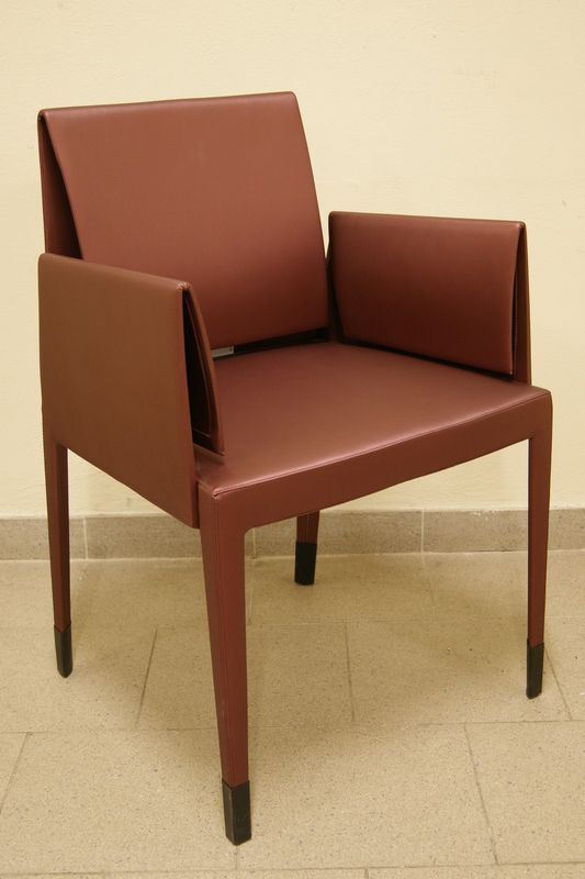 Poltroncina Mari, produzione Baroli, struttura in alluminio con schienale e braccioli flessibili in poliuretano compatto, rivestita in stoffa