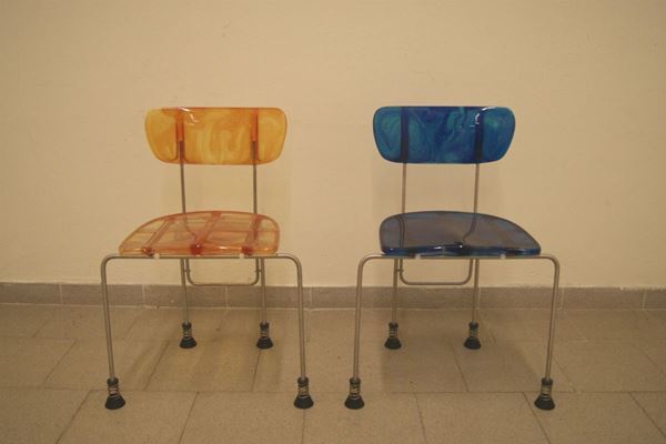 Due sedie, design Bernini- Broadway by Gaetano Pesce, in acciaio e plexyglass con piedini a molla, alcuni graffi nella seduta