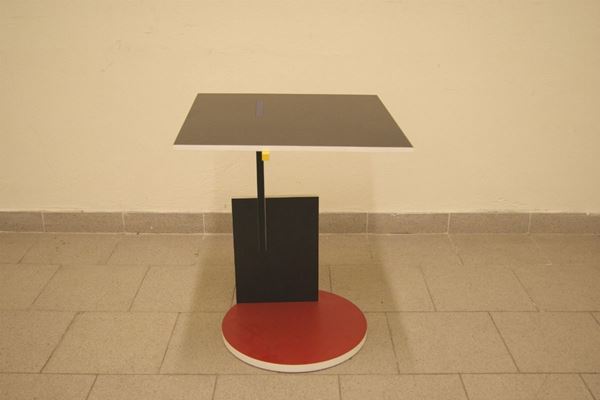 Tavolino, produzione Cassina, design Gerrit. t. Rietveld, in faggio tinto nero con parti rosse, bianche, blu e gialle, cm 50x51x60,5