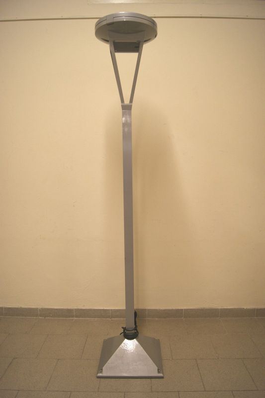 Piantana di design, in metallo satinato con base quadrata, alt. cm 205