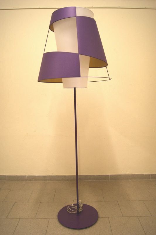 Piantana di design, in metallo laccato viola, base circolare e paralume in stoffa bianca e viola, alt cm 195