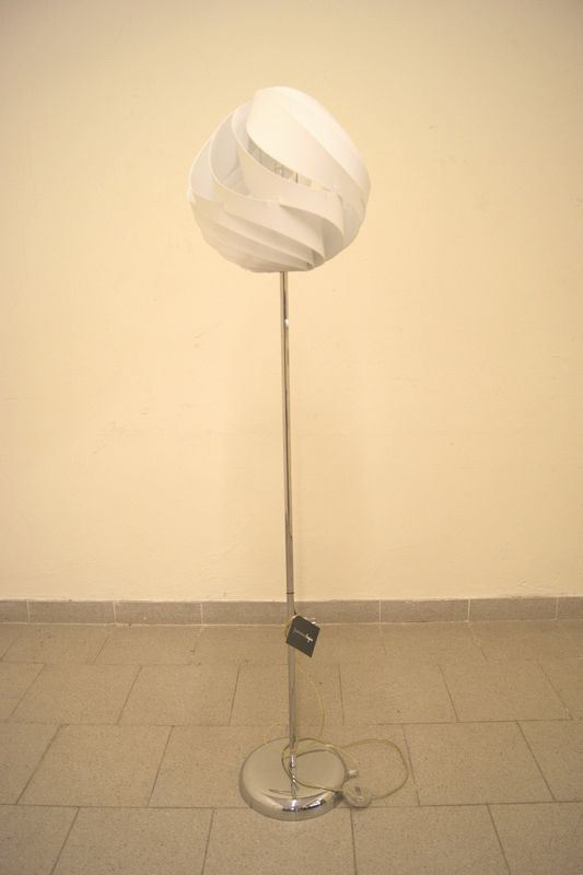 Piantana da terra, produzione Francisco Lujan, fusto in acciaio inox, paralume spiraliforme a fasce, alt. cm 143