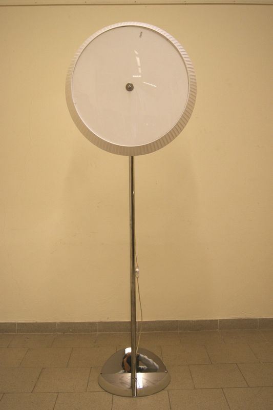 Piantana da terra, con struttura in acciaio lucido, paralume circolare in stoffa e plastica bianca, alt. cm 192