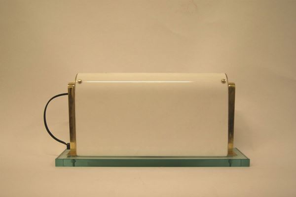 Lampada da tavolo, produzione FontanaArte, scocca in ceramica, montanti in metallo dorato e piano in cristallo, cm 44x11