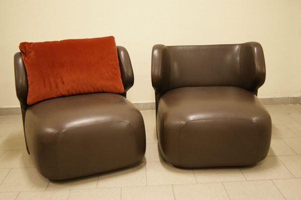 Coppia di poltrone, produzione Ceccotti, imbottite e rivestite in pelle marrone con cuscini