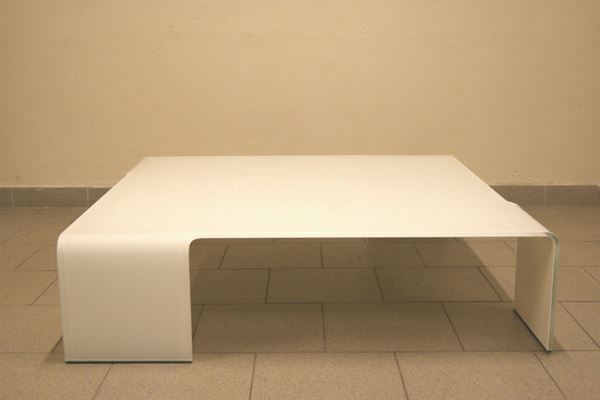Tavolo basso quadrato, produzione Fiam, in vetro curvato di colore bianco, cm 103x103