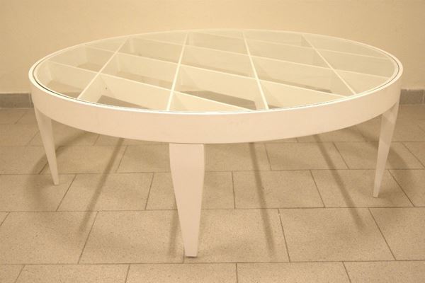 Tavolo basso circolare di design, in legno laccato bianco, su 5 gambe, con piano in cristallo, diam. cm 130