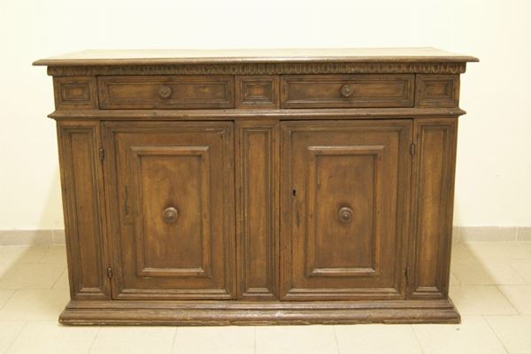 Credenza, Umbria, sec. XVIII, in noce, a due sportelli e due cassetti, cm 157x103