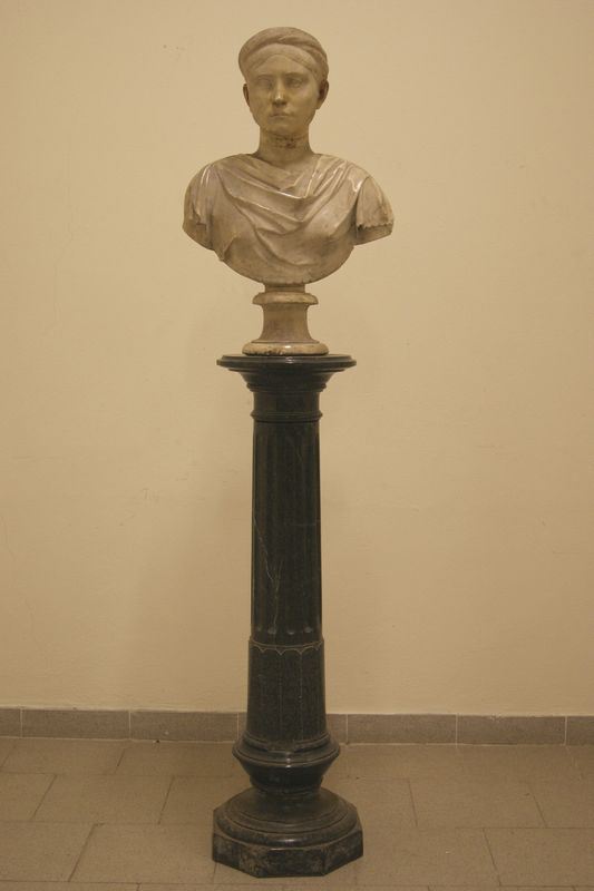 Busto, sec. XVIII, FIGURA CON MANTELLO, in marmo, con colonna in marmo verde di Prato, cm 45x69 ed alt. cm 110, difetti e mancanze