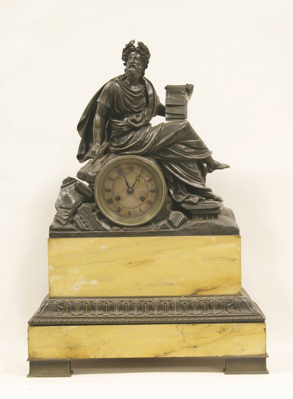 Orologio soprammobile, in bronzo e marmo, con sovrastante figura ed iscrizioni, cm 40x56