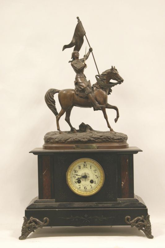 Orologio soprammobile, in lavagna, con sovrastante cavaliere in metallo dorato, cm 40x69
