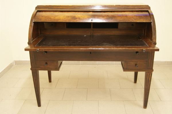Scrivania a rullo Italia centrale sec. XIX, in legno con piano estraibile tre cassetti e nell'interno quattro cassettini e vani, piano in marmo, cm.129x70x111