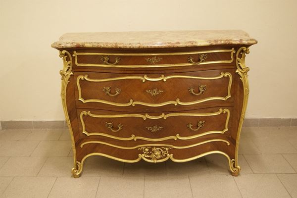 Cassettone, stile 700, in legno, con rapporti inn metallo dorato, tre cassetti e piano in marmo (restaurato), cm. 133x66x93
