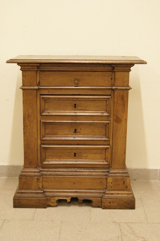 Credenzino, in stile 600, in noce a quattro cassetti, ricostruito con materiale antico, cm 72x30x82