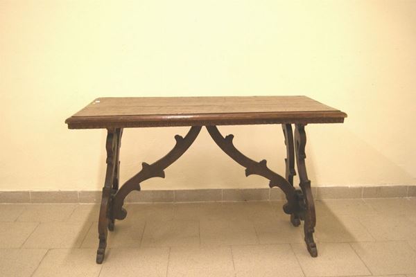 Tavolino rettangolare, in stile Seicento, in noce con gambe a lira, cm 114x56x71