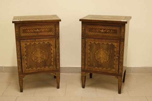 Coppia di comodini, stile sec. XVIII, in legno intarsiato ad uno sportello, un cassetto, cm 43x31,5x 70,5