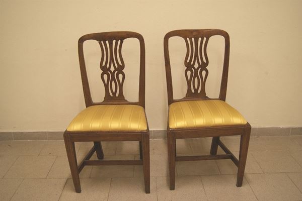 Coppia di sedie, Toscana sec. XVIII, in noce con spalliera traforata, seduta ricoperta in stoffa gialla, cm 49x40x94