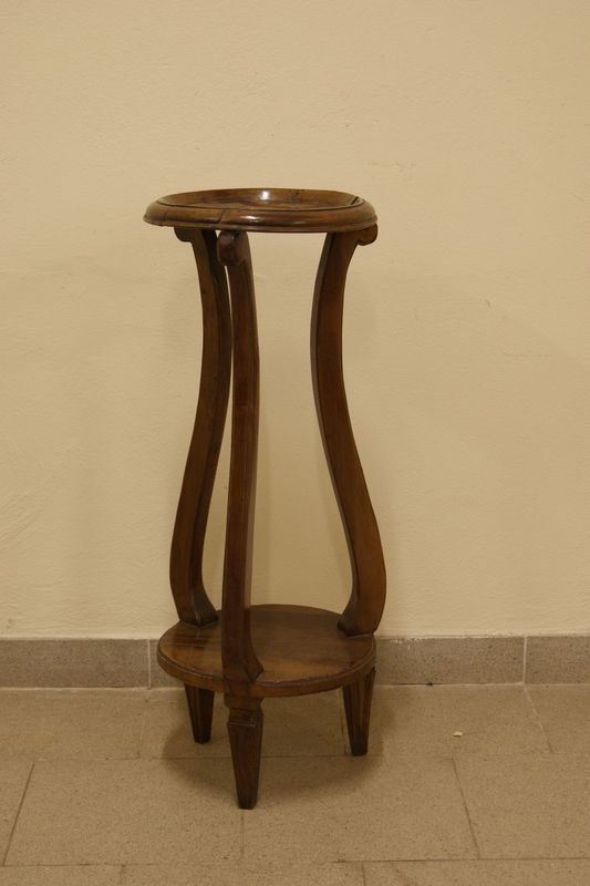 Portavasi, Toscana, sec. XIX, in legno, con gambe mosse, cm 31x81