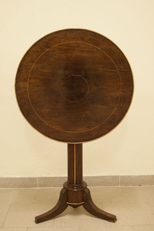 Tavolino, Toscana sec. XIX, piano filettato a vela, gamba centrale a tre piedi, diam cm 64, alt. cm 76