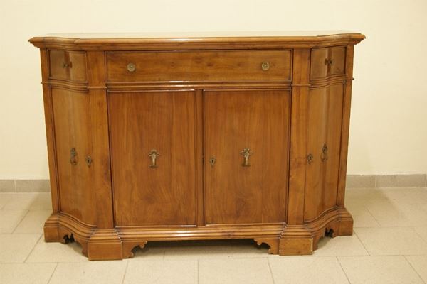 Credenza scantonata, stile '700, in ciliegio  a quattro sportelli e tre cassetti, piedi a mensola, cm 144x46x95