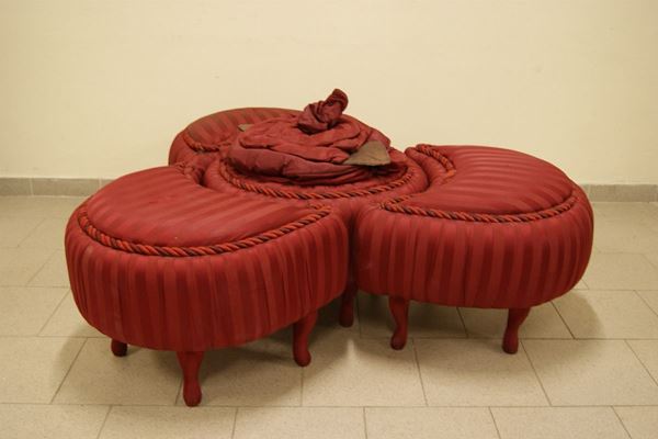 Divanetto circolare, sec. XX, composto da quattro elementi,  diam. cm 150, alt. cm 45, difetti