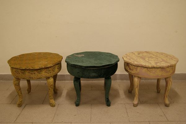 Tre tavolini rivestiti in stoffa, diam. cm 47,5, difetti.