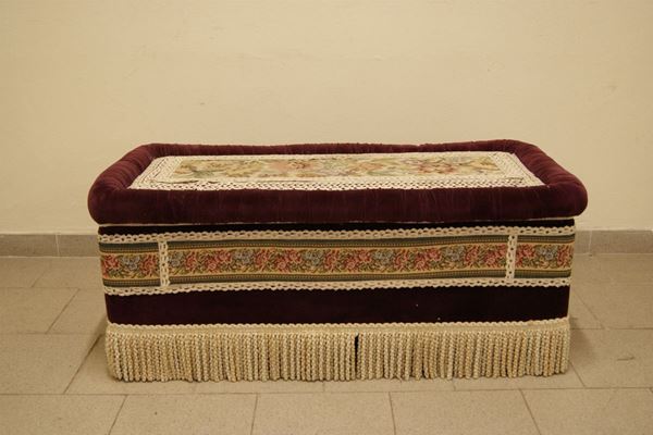 Pouff rettangolare rivestito in velluto decorato, cm 115x55x47