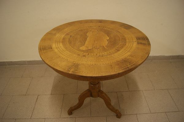 Tavolino, Sorrento, sec. XIX, in legno intarsiato con figure, gambe tornite su piedini mossi, cm 80x77