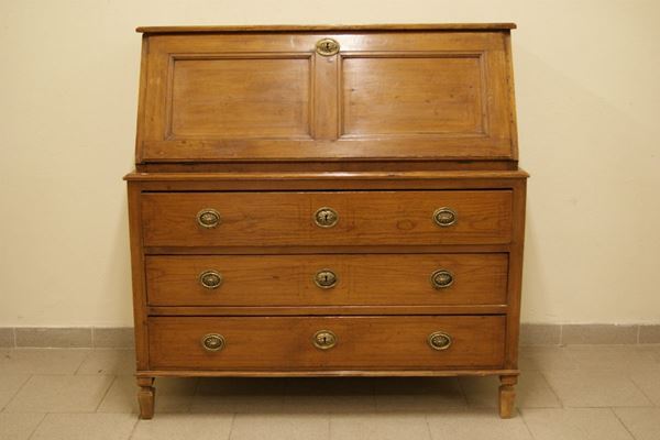 Ribalta, Toscana sec.XIX, in legno a tre cassetti, internamente sette cassettini e vano, cm 116x62x120