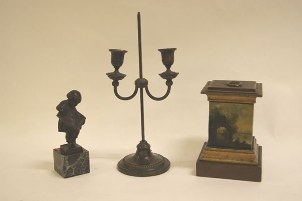 Contenitore in metallo pitturato a paesaggio; scultura in bronzo raffigurante bambina; candeliere mancante di finale(3)