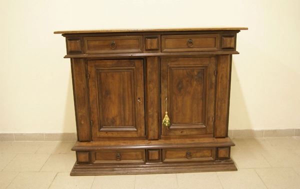Credenza, in stile seicento, in noce a due sportelli e quattro cassetti cm 128x49x106
