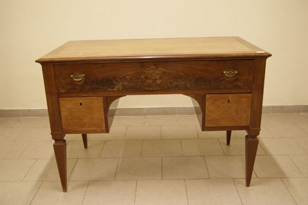 Scrivania, Inghilterra sec.XIX, in mogano a tre cassetti gambe troncopiramidali, cm 120x69x82