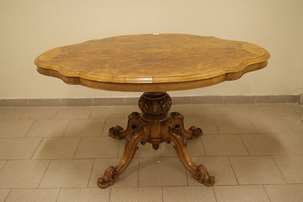 Tavolo, Francia inizi sec. XIX, in radica di noce sagomato, gamba tornita su quattro piedi mossi, cm 138x97x75