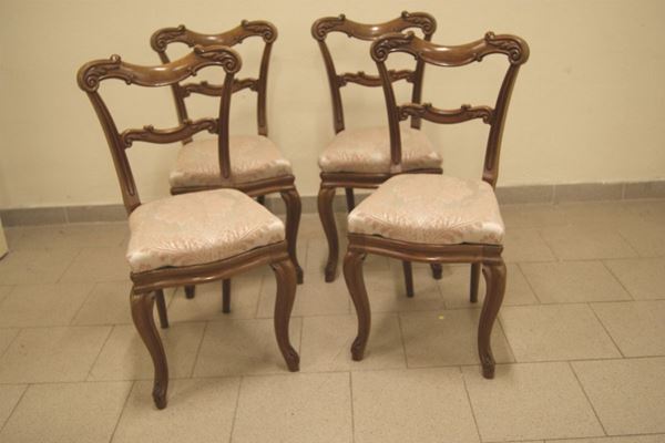 Quattro sedie, Inghilterra inizi sec.XX, in legno intagliato e sagomato , sedute imbottite e ricoperte in stoffa a righe, cm 43x41x84
