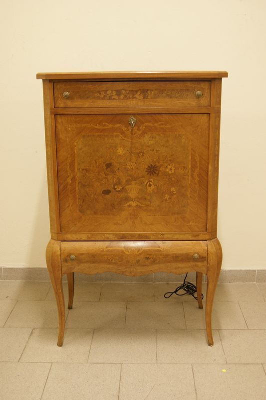 Mobile bar, Francia sec. XX, in legno intarsiato a due cassetti , sportello a ribalta con specchio, cm 77x43x121