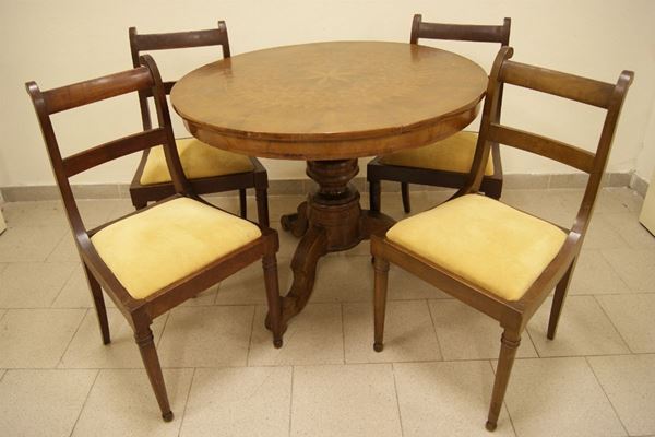 Tavolino, Sorrento sec. XIX, in legno tondo intarsiato su gamba centrale tornita, diam. cm 98 e alt. cm 74 e quattro sedie, sec. XIX, con seduta imbottita e ricoperta in stoffa gialla