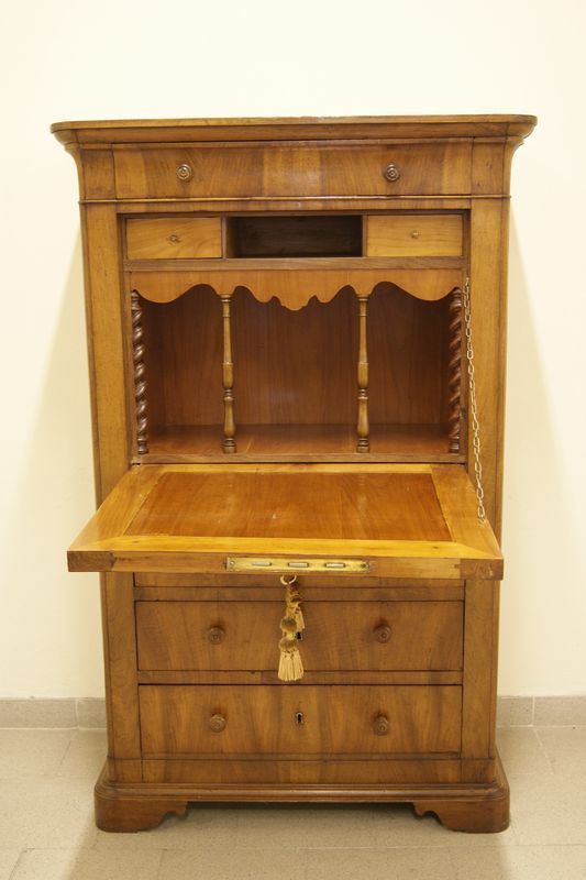 Secretaire, Toscana sec. XIX, in noce a quattro cassetti, sportello a ribalta, internamente due cassettini e vani a giorno, cm 95x48x148