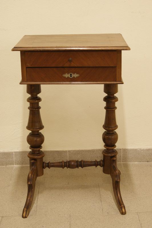 Tavolino da lavoro, Toscana sec. XIX, in noce, gambe tornite, cm 47x39x75