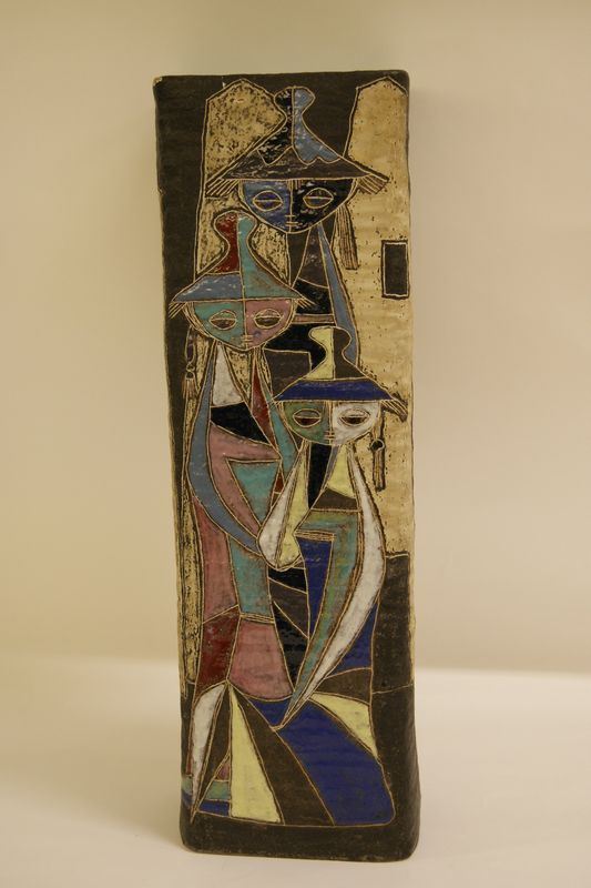 Vaso, sec. XX, in maiolica smaltata a figure e paesaggio, firmato Fantoni, presenta difetti, alt. cm 67