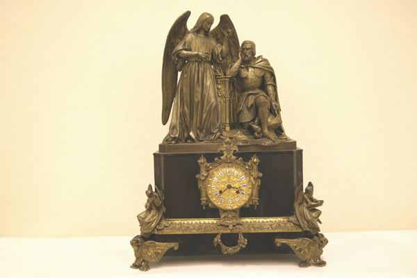 Orologio da tavolo, inizi sec. XX, base in lavagna e sovrastante scultura in metallo dorato raffigurante CAVALIERE CON ANGELO, cm 49x65